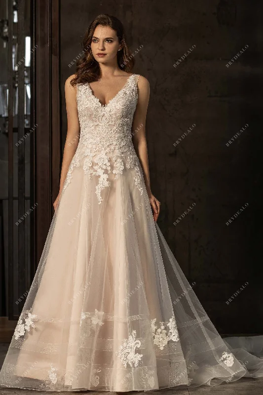 Graceful Lace V-neck Open Back Sleeveless Wedding Dress